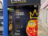 un distributeur automatique de pizzas au bord de la route
