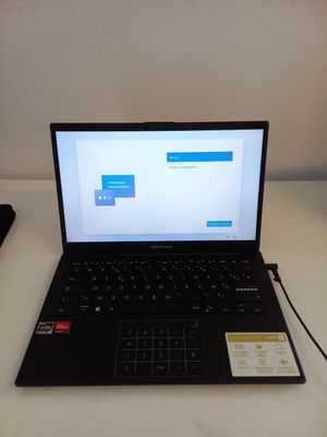 un ordinateur portable posé sur une table avec une souris