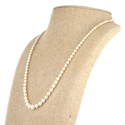 gros plan d'un mannequin portant un collier