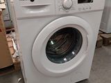 une machine à laver posée sur le sol