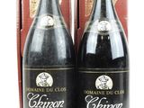 deux bouteilles de vin sont posées l'une à côté de l'autre sur une table