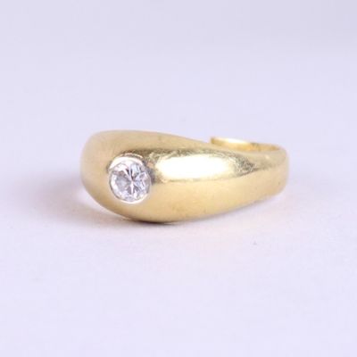 l'image d'une bague en or ornée d'un diamant