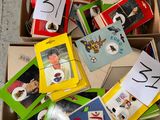 une boîte remplie de cartes sur lesquelles figurent des photos de personnes