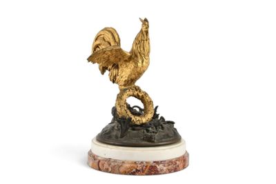 statue d'un coq doré posée sur un socle en marbre, sur fond blanc