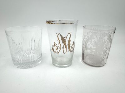 trois verres posés les uns à côté des autres sur une table