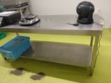 une table en métal sur laquelle est posée une cafetière