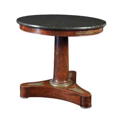une image représentant une table ronde avec un plateau en marbre noir