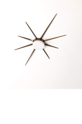 une image d'une horloge accrochée au mur