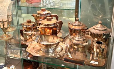 une vitrine en verre contenant de nombreux objets en argent