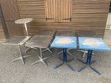 trois tables et deux chaises disposées à l'extérieur d'un bâtiment