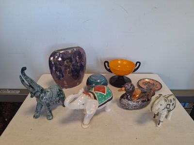 une table sur laquelle sont posées plusieurs petites figurines