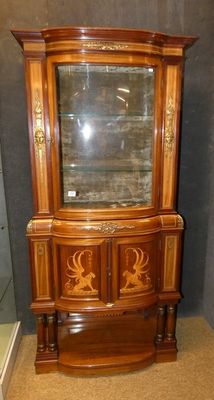 un meuble en bois avec une porte en verre dans une pièce
