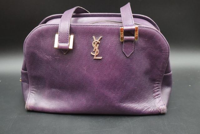 Yves SAINT LAURENT – Sac en cuir violine. Boucle signée. État d’u...
