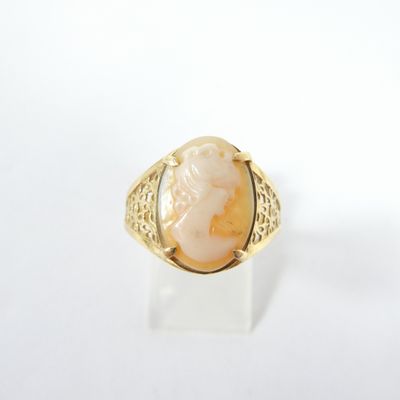 une image représentant une bague en or ornée d'un camée sculpté à l'effigie d'une femme