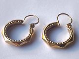 boucles d'oreilles créoles plaquées or avec des détails en perles