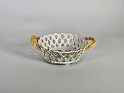 Corbeille en faïence ajourée et émaillée polychrome de fleur…