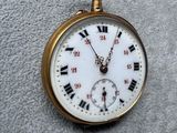 une montre de poche en or avec des chiffres romains
