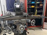 une machine posée sur une table dans une pièce