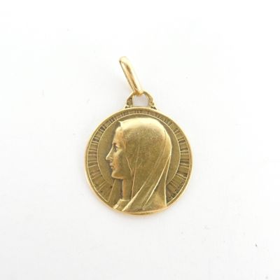l'image d'une médaille d'or sur laquelle figure le visage d'une femme