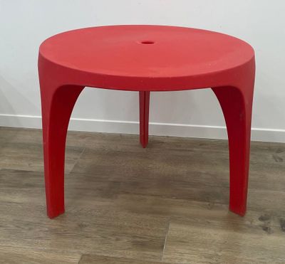 Ron Arad (né en 1951) Table "Albert" en Polyéthylène rouge