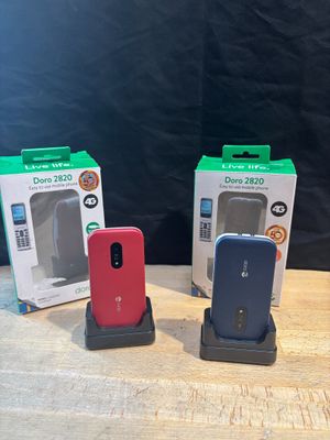 trois téléphones portables sont posés dans une boîte sur une table