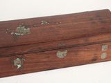une petite boîte en bois ornée de décorations métalliques
