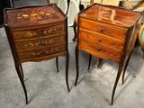 une paire de tables de chevet anciennes en bois avec des tiroirs et des chaises dans une pièce