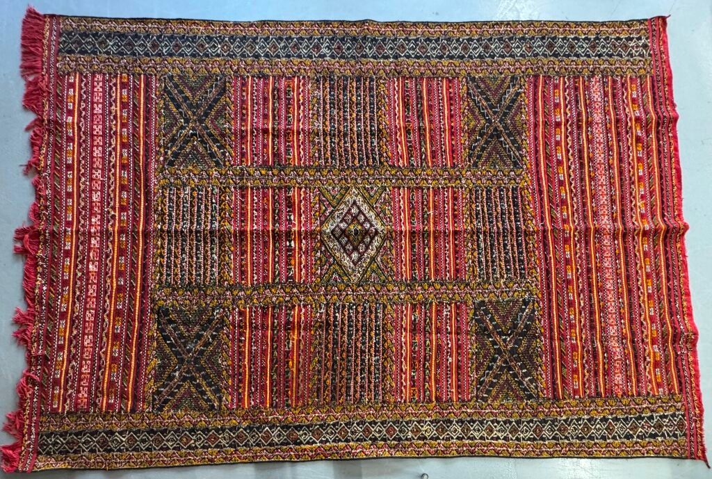 Tapis ethnique. 230 x 340 cm.