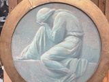 une photo d'un tableau représentant une mère et son enfant, posé sur un chevalet