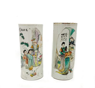 deux vases ornés de caractères asiatiques sur fond blanc