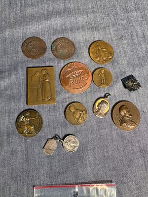 un lot de pièces de monnaie sur une table