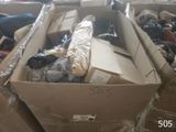 une boîte remplie de vêtements et d'autres objets dans une pièce