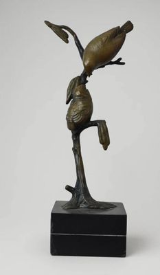 sculpture en bronze représentant un oiseau perché sur une branche d'arbre