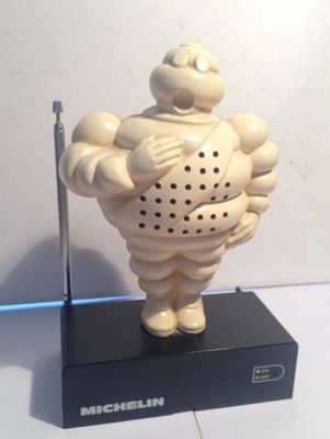 une statue représentant un homme tenant un téléphone portable dans ses mains