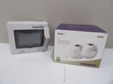 une boîte sur laquelle est posé un micro-ondes, à côté d'une autre boîte sur laquelle est posé un micro-ondes