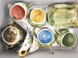 une boîte remplie de différentes sortes de théières et de tasses