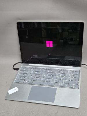 un ordinateur portable avec un autocollant rose sur l'écran