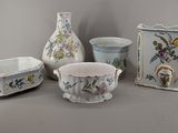 quatre types différents de vases et de coupes sur la table