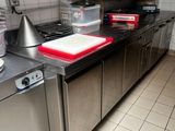 une cuisine équipée d'une cuisinière, d'un évier et d'un lave-vaisselle