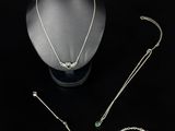 un assortiment de bijoux en argent, comprenant un collier, un bracelet et une bague