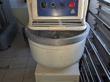 une machine posée sur les toilettes