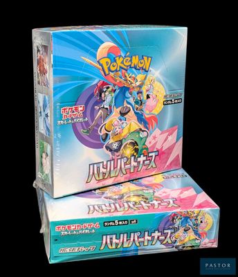Deux boîtes de jeux de cartes Pokémon sont empilées l'une sur l'autre.