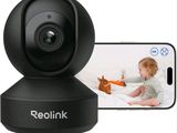 un gros plan d'un babyphone devant lequel se trouve un téléphone portable