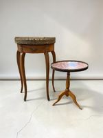 Petite console demi-lune marquetée reposant sur un piètement…
