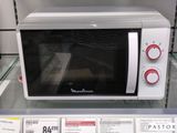 un micro-ondes posé sur une étagère dans un magasin