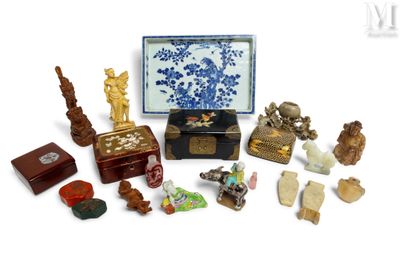 un petit assortiment de figurines asiatiques dans une boîte