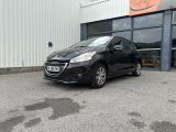 la voiture noire est garée devant un bâtiment