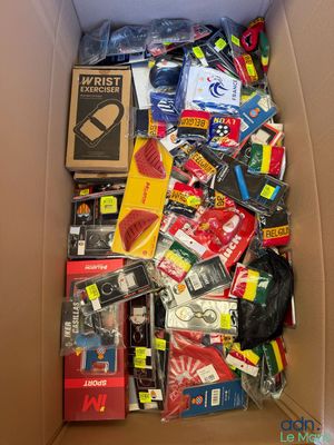 une boîte en carton remplie d'appareils électroniques et d'autres articles assortis