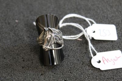 une bague en argent ornée d'une tête de chien et d'une étiquette de prix