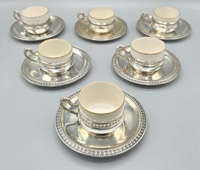 six tasses et soucoupes en métal plaqué argent, avec soucoupes et cuillères assorties